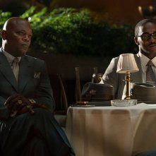 The Banker: Anthony Mackie e Samuel L. Jackson durante una scena del film