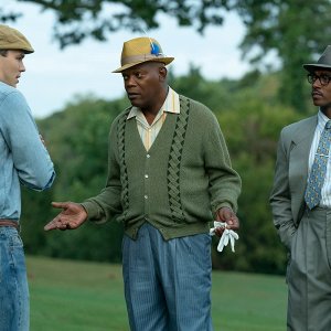 The Banker: Samuel L. Jackson, Nicholas Hoult, Anthony Mackie in una scena del film