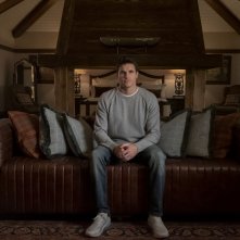 Upload: Robbie Amell in una scena della serie Amazon