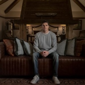 Upload: Robbie Amell in una scena della serie Amazon