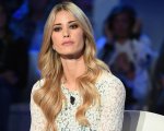 Elena Santarelli choc da Paolo Bonolis: 'Accusata di aver causato il tumore di mio figlio con i vaccini'