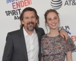 Ethan Hawke di nuovo regista per la figlia Maya, ecco il video musicale di Coverage