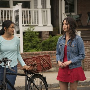 L'altra metà: Leah Lewis, Alexxis Lemire in una scena del film