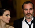 Tiger King: dopo la serie Netflix, Joaquin Phoenix e Rooney Mara chiedono di proteggere i felini