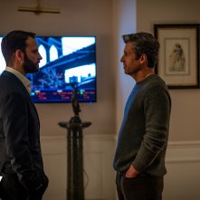Diavoli: Alessandro Borghi e Patrick Dempsey nel quinto episodio della serie Sky