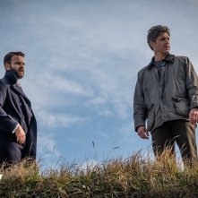 Diavoli: Alessandro Borghi insieme a Patrick Dempsey in una scena del quinto episodio