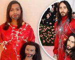 Mindy Kaling si traveste come Jared Leto (testa compresa) al Met Gala 2019