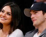 Ashton Kutcher si spoglia durante una divertente apparizione tv (VIDEO)