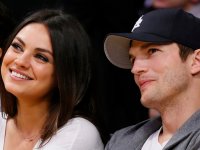 Ashton Kutcher si spoglia durante una divertente apparizione tv (VIDEO)