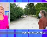 Pomeriggio 5: runner si cala i pantaloni e mostra il lato B in diretta