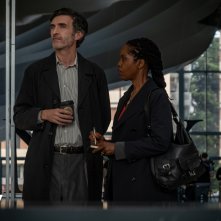 Diavoli: una scena del settimo episodio della serie Sky