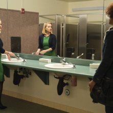 Little Fires Everywhere: Kerry Washington e Reese Witherspoon in una scena