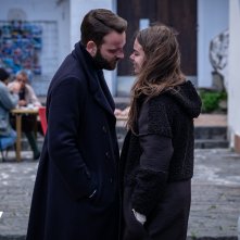 Diavoli: Alessandro Borghi e Laia Costa in una scena dell'ottavo episodio della serie Sky