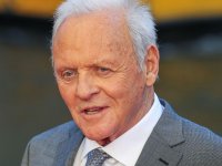 Anthony Hopkins balla sulle note di Drake e imita Rocky in un esilarante video