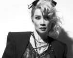 Lucy Liu si trasforma in star come Madonna, David Bowie e Prince per un servizio fotografico