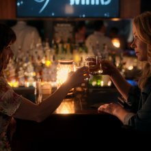 Dead to Me 2: Linda Cardellini e Christina Applegate in una scena della nuova stagione della serie Netflix