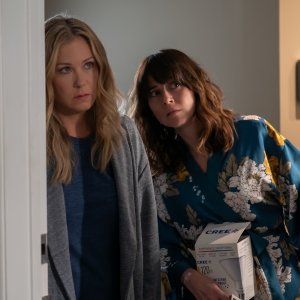 Dead to Me 2: una scena tratta dalla nuova stagione della serie Netflix