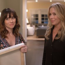 Dead to Me 2: Linda Cardellini e Christina Applegate nella nuova stagione della serie Netflix