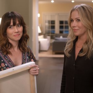 Dead to Me 2: Linda Cardellini e Christina Applegate nella nuova stagione della serie Netflix