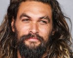 Jason Momoa, il lancio dei tomahawk a torso nudo è mozzafiato