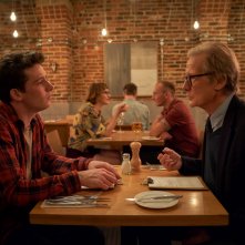 Le cose che non ti ho detto: Bill Nighy e Josh O'Connor in una scena