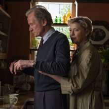 Le cose che non ti ho detto: Annette Bening e Bill Nighy in una scena