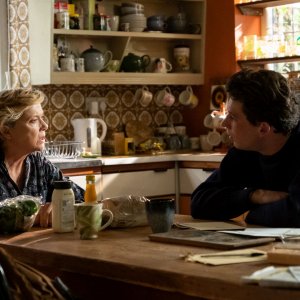 Le cose che non ti ho detto: Annette Bening con Josh O'Connor in una scena