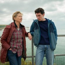 Le cose che non ti ho detto: Annette Bening, Josh O'Connor in una scena