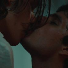 Vivi e lascia vivere: il bacio gay tra Giampiero De Concilio e  Matteo Oscar Giuggioli