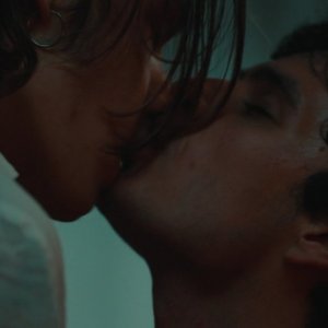 Vivi e lascia vivere: il bacio gay tra Giampiero De Concilio e  Matteo Oscar Giuggioli