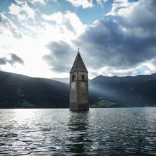 Curon: una suggestiva immagine della serie