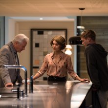 MotherFatherSon: i protagonisti in una scena del quinto episodio
