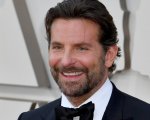 Bradley Cooper indossa il cerchietto rosa per capelli della figlia nelle nuove foto scattate a New York