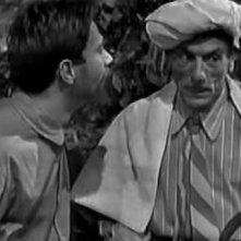 Eduardo De Filippo, con il turbante improvvisato, in Ditegli sempre di sì