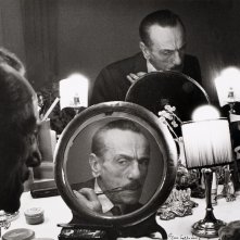 Eduardo De Filippo si sistema i baffi mentre suo fratello Peppino regge lo specchio