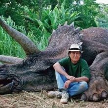 Albano Carrisi davanti ad un dinosauro ucciso: un meme stile Jurassic Park