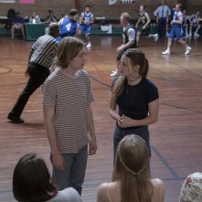 Cercando Alaska: Charlie Plummer e Kristine Froseth in un momento della serie