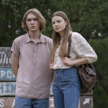 Cercando Alaska: Charlie Plummer e Kristine Froseth in una scena della serie