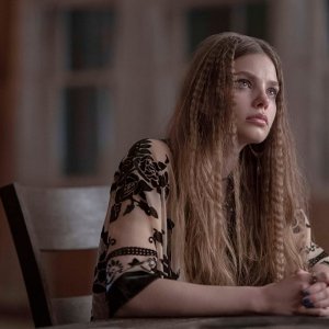 Cercando Alaska: Kristine Froseth in una foto di scena della serie
