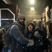 Snowpiercer: Sheila Vand e Daveed Diggs in una scena della serie