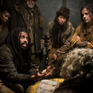 Snowpiercer: Mark Margolis, Katie McGuinness e Daveed Diggs in una scena della serie