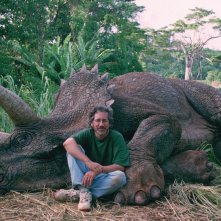 Steven Spielberg sul set di Jurassic Park davanti un triceratopo: una foto iconica
