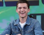 Tom Holland tenta di cacciare un piccione con un asciugamano (VIDEO)