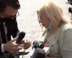 Sandra Milo si incatena a Palazzo Chigi, poi incontra Giuseppe Conte