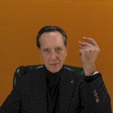 Dispatches from Elsewhere: Richard E. Grant in una scena