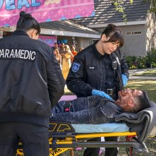 9-1-1: Lone Star - Liv Tyler durante una scena della serie