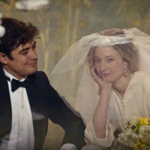 Riccardo Scamarcio sposo nel film Magari, con lui Alba Rohrwacher