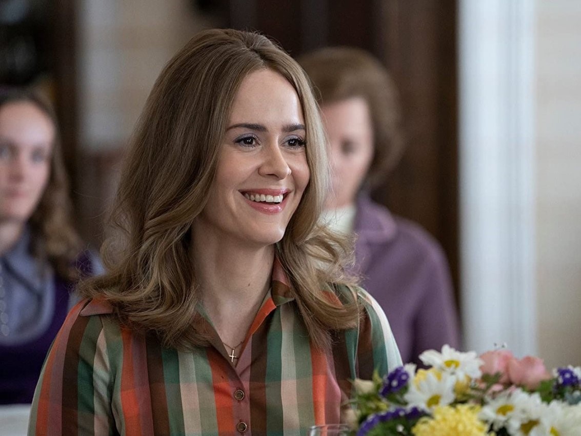 Primo piano di Sarah Paulson in Mrs. America