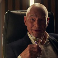 Charlie's Angels: una scena del film con Patrick Stewart