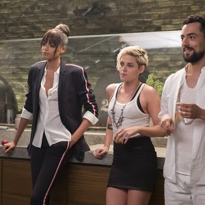 Charlie's Angels: Kristen Stewart ed Ella Balinska in una scena del film